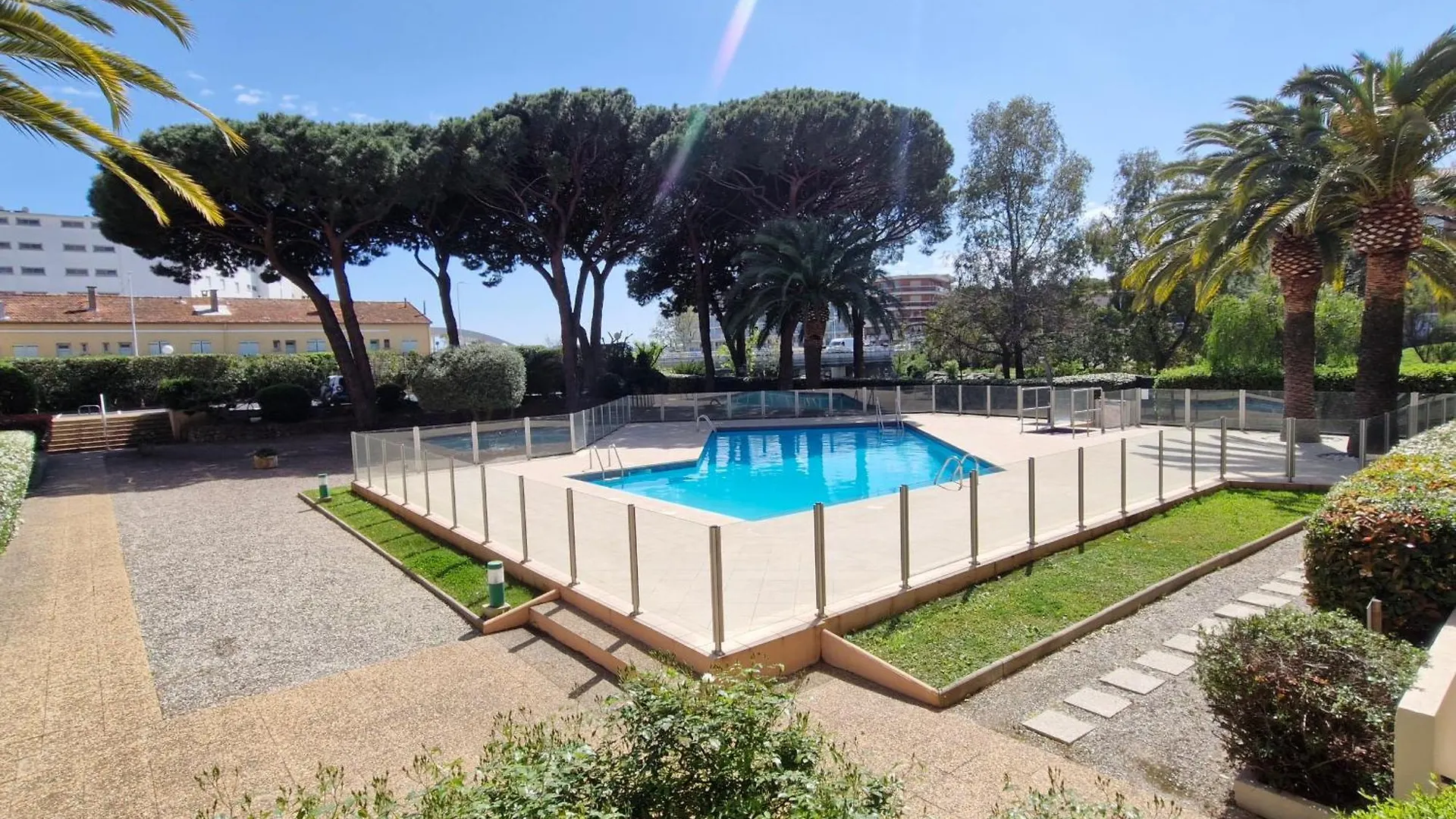 Appartement 2P Avec Climatisation, Piscine Et Parking Au Centre-Ville De Sainte-Maxime - Fr-1-780-47 0*,  Franciaország